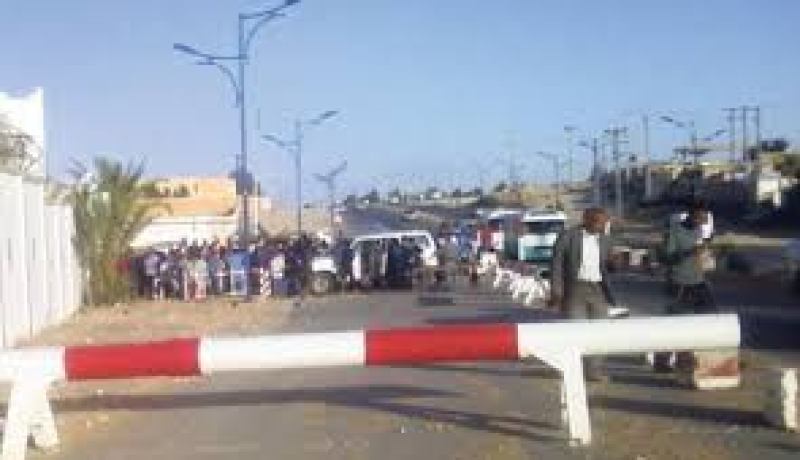 مجموعة من الشباب تطالب بمناصب الشغل تغلق طريقا بمدينة حاسي مسعود