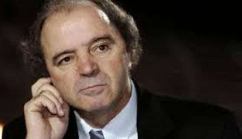 بالصور مدرب مولودية الجزائر نائم اثناء مباراة رسمية