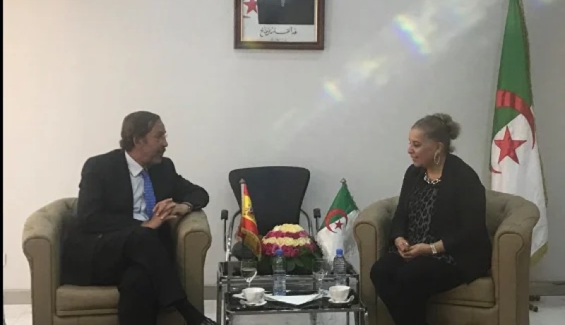 وزيرة الصناعة تسقبل سفير اسبانيا بالجزائر