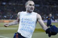 هذا ما كتبه إنيستا على قميصه