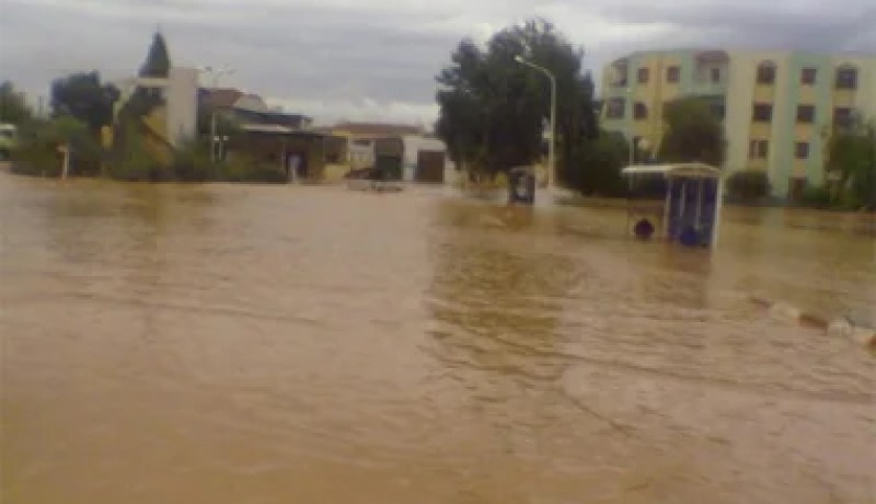 التقلبات الجوية تتسبب في قطع عدة طرقات