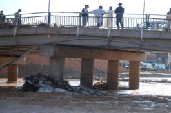 فيضانات‮ ‬قطع ‮3 ‬طرقات وانهيار جسر بسبب التقلبات الجوية