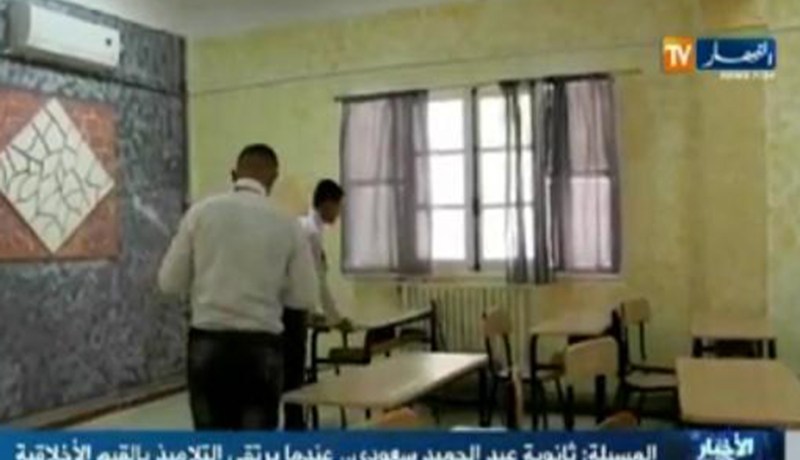 بالفيديو…تلاميذ يرممون ويزينون ثانويتيهم بأموالهم الخاصة في المسيلة