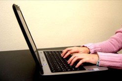 توقيف فتاة تستدرج زبائنها إلى البيت عن طريق الانترنيت للنصب عليهم ببني مراد في البليدة