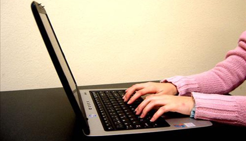 توقيف فتاة تستدرج زبائنها إلى البيت عن طريق الانترنيت للنصب عليهم ببني مراد في البليدة