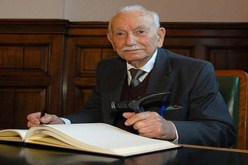 مواطن عراقي يناهز 104 سنة من العمر يحصل على الجنسية البريطانية