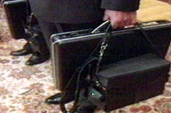 سنغافورة تسليم أربعة من مواطنيها إلى الولايات المتحدة على خلفية تصدير أسلحة إلى إيران