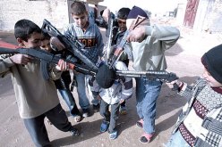 أفضل اللعب لدى أطفال العراق هي الأسلحة