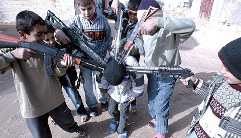 أفضل اللعب لدى أطفال العراق هي الأسلحة