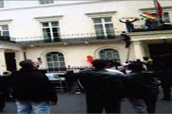 متظاهرون يحاولون اقتحام القنصلية السورية في اسطنبول