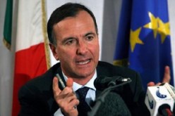 ايطاليا تؤيد تسليح الثوار الليبيين باسلحة دفاعية