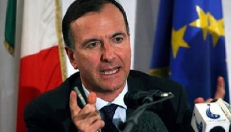 ايطاليا تؤيد تسليح الثوار الليبيين باسلحة دفاعية