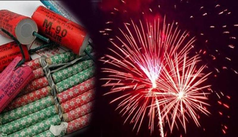 صور صادمة لشاب يستحم بالألعاب النارية