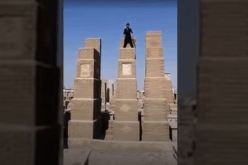 شاهد.. مخمور ينفخ في بوق وينادي الموتى للنهوض من أجل يوم القيامة!