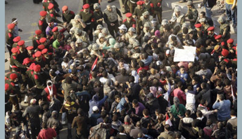 الجيش المصري يناشد المواطنين والنقابات وقف الاحتجاجات المعطلة “لعجلة الانتاج