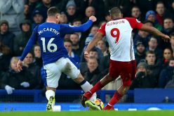 بالفيديو.. مهاجم “وست بروميتش” يبكي لتسببه في إصابة لاعب “إيفرتون” !