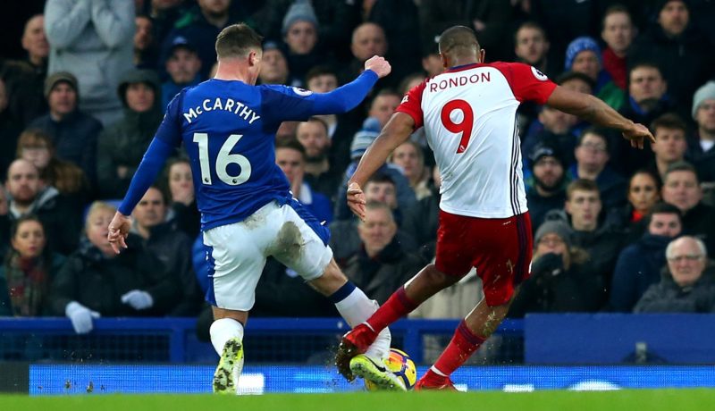 بالفيديو.. مهاجم “وست بروميتش” يبكي لتسببه في إصابة لاعب “إيفرتون” !