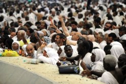 الحجاج يرمون الجمرة الكبرى في منى قرب مكة المكرمة