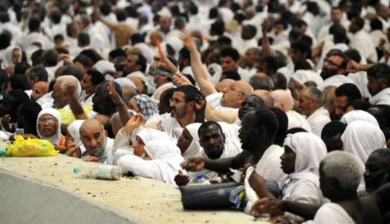 الحجاج يرمون الجمرة الكبرى في منى قرب مكة المكرمة