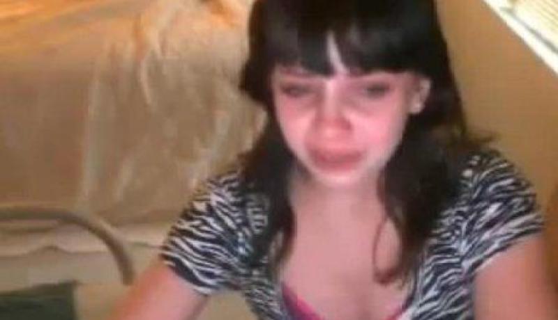 طفلة توجه رسائل خطيرة عبر الأنترنت