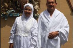 سفير بريطاني يؤدي فريضة الحج بعد دخوله الإسلام