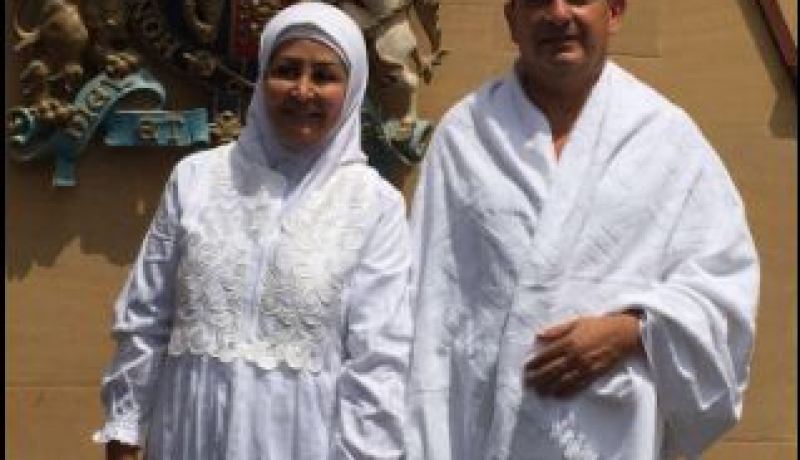 سفير بريطاني يؤدي فريضة الحج بعد دخوله الإسلام
