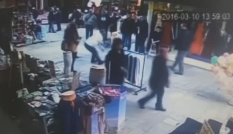 بالفيديو بائع تركي يضرب طفلا سوريا بهمجية