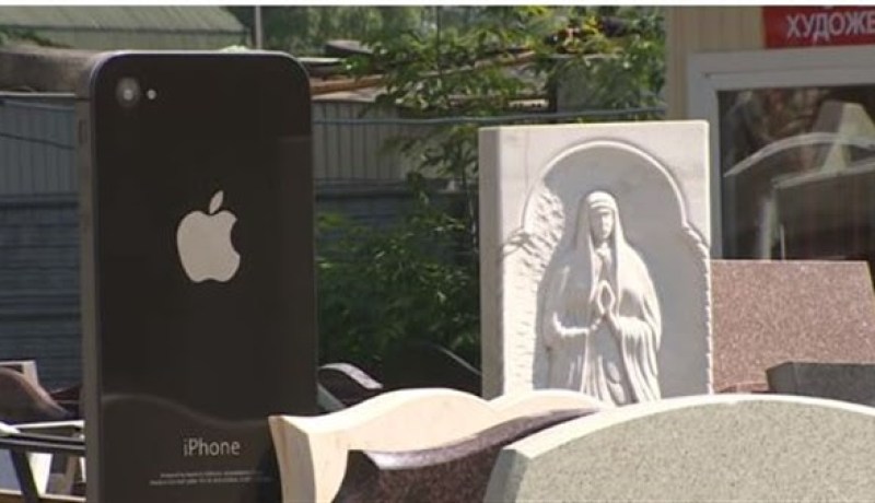 بالفيديو ضريح على شكل هاتف آيفون في روسيا