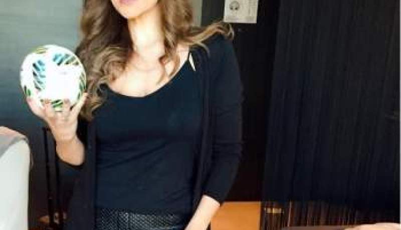 الفيفا يمنح كرة للفنانة كارول سماحة لهذا السبب