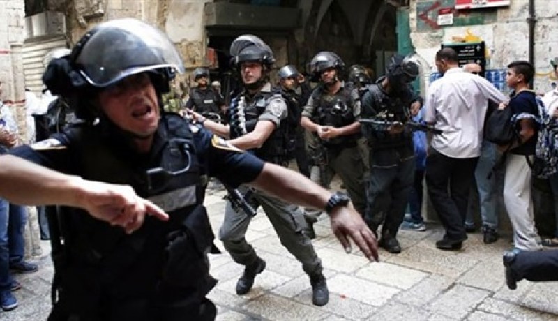 إصابة 11 فلسطينيًا في مواجهات مع جيش الاحتلال قرب القدس