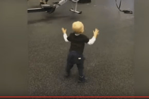 بالفيديو طفل يقلّد والده في قاعة الجيم يشعل مواقع التواصل الإجتماعي