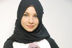 بالفيديو روسية تصمم أزياء إسلامية احتفالا بالهدنة في سوريا