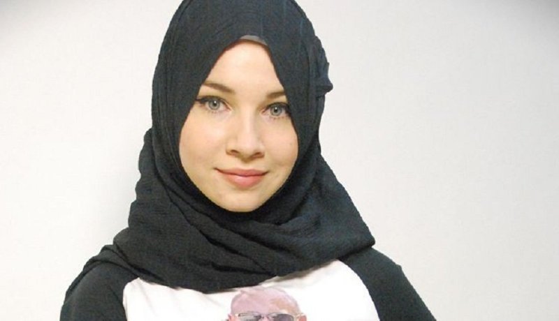 بالفيديو روسية تصمم أزياء إسلامية احتفالا بالهدنة في سوريا