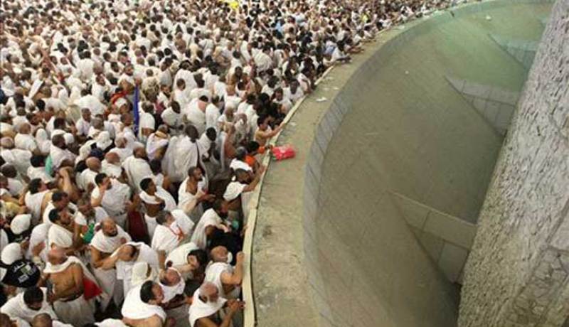 حجاّج البيت الحرام يستعدون لرمي الجمرات في أول أيام عيد الأضحى