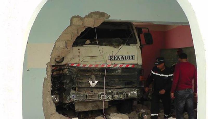 سائق متهور يهدم واجهة منزل و يقتلع عمودا كهربائيا بتلمسان