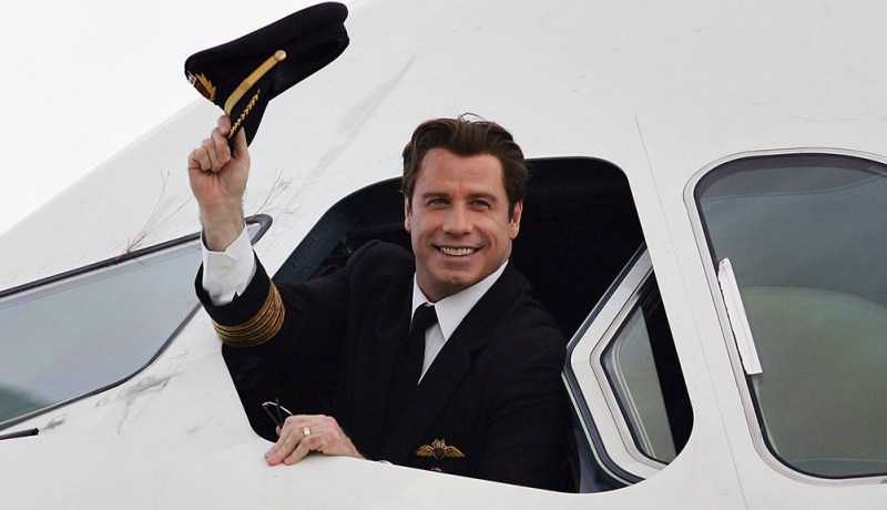 جون ترافولتا يتبرّع بطائرته التاريخية “بوينغ 707”