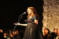 جوليا بطرس تغني للطن والمقاومة والغربة في حفلتها الأولى منذ 4 سنوات ببيروت