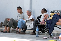 قامت الدولة بتوفير مقاعد خاصة للجلوس في الساحات العمومية، لكنها نسيت تخصيص مراقد لمن يريد أن ينعم بالقيلولة وسط الطريق العام، كما هو حال هذه السيدة.