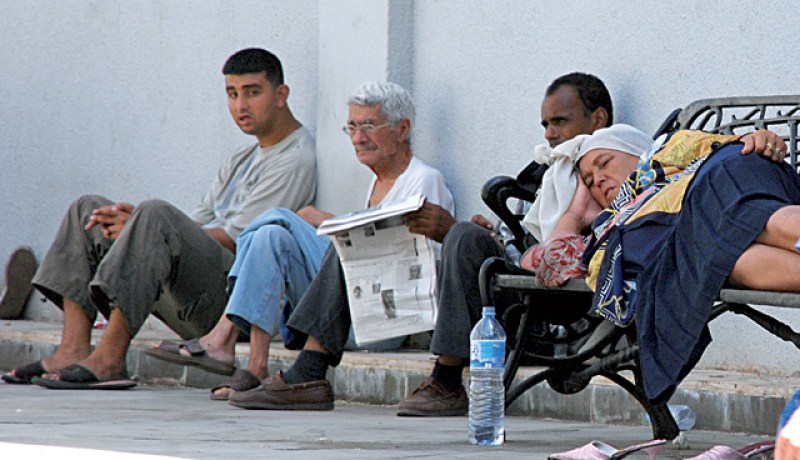 قامت الدولة بتوفير مقاعد خاصة للجلوس في الساحات العمومية، لكنها نسيت تخصيص مراقد لمن يريد أن ينعم بالقيلولة وسط الطريق العام، كما هو حال هذه السيدة.