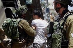 فيديو مُؤثر.. طفل مقدسي يسأل والده أثناء إعتقاله “بابا وين لعبتي”؟