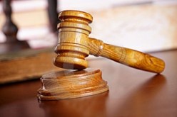 سيدة من الدار البيضاء تضبط ابنتها القاصر رفقة عشيقها في منزلها