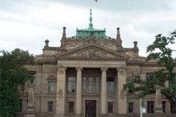 الدبلوماسي حسني في انتظار عقد جلسة غرفة القضاة…قاضية التحقيق تعترف بوجود التباس في الاسم والسلطات الفرنسية تتجاهل القضية