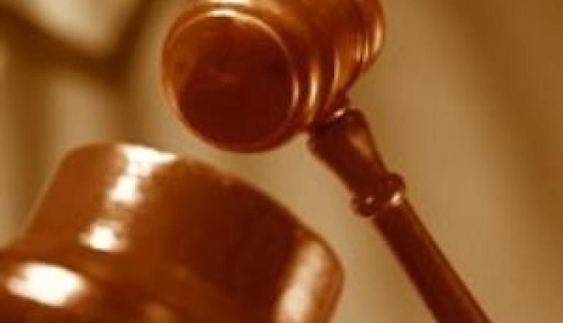 أم من القبة تتهم مربية بسكب سائل حمضي على ابنها وحرمانها منه