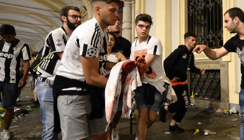 بالصور.. إنذار خاطئ بوجود قنبلة يخلف جرحى وسط أنصار جوفنتوس