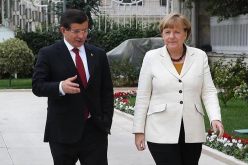 أوغلو وميركل يبحثان هاتفياً محاور القمة الأوروبية التركية التي تعقد غدا