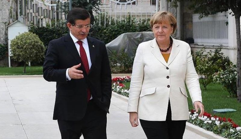 أوغلو وميركل يبحثان هاتفياً محاور القمة الأوروبية التركية التي تعقد غدا