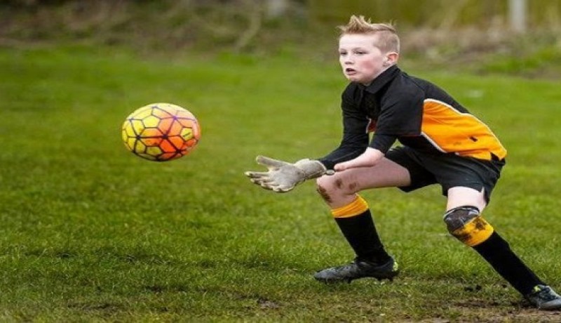 بالصور طفل معجزة.. حارس مرمى بيد وساق اصطناعية