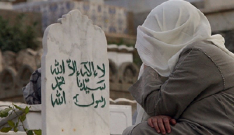 المحسوبية تلاحق الأموات قبل أن يواروا الثرى والخدمات تقدم لهم حسب المبلغ المالي المدفوع : قبر المسلم بعد 5 سنوات يصبح ملكا للدولة وقبور الأجانب لا يتنازل عنها إلا بعد 30 سنة