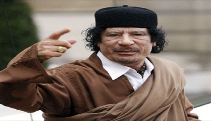 القذافي يدعو للإستيلاء على الأسلحة التي ألقتها فرنسا ويهدد أوروبا