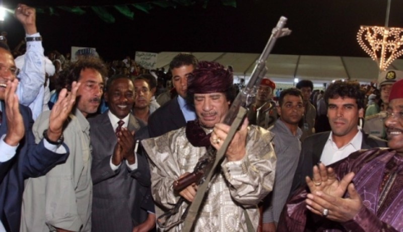 القـذافي يهدد بالتحالف مع القــاعدة